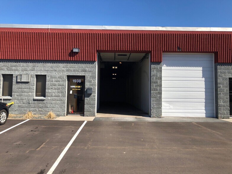 More Photos Of 1928-1948 W County Road C, Roseville Light Manufacturing For Lease