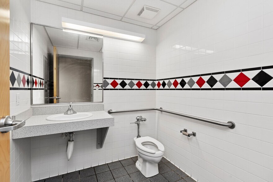 More Photos Of 1514 Commerce Ave, Carlisle Light Distribution For Lease