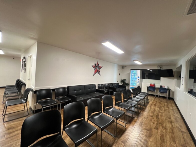 More Photos Of 8803-8811 Amigo Ave, Northridge Warehouse For Lease