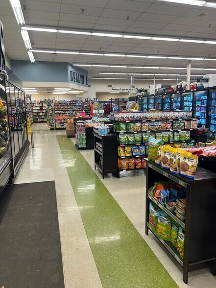 More Photos Of 319 E Buchanan St, Prairie Grove Supermarket For Sale