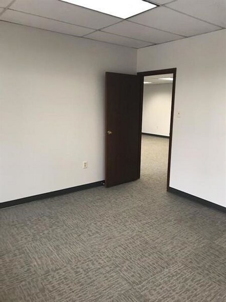 More Photos Of 8980 Perry Hwy, Pittsburgh Office For Lease