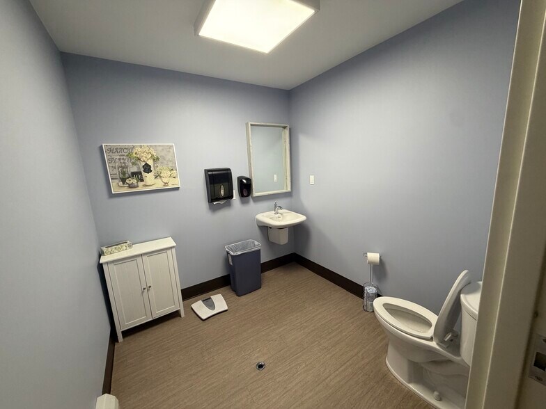 More Photos Of 144 Thadeus St, South Portland Office Residential For Lease