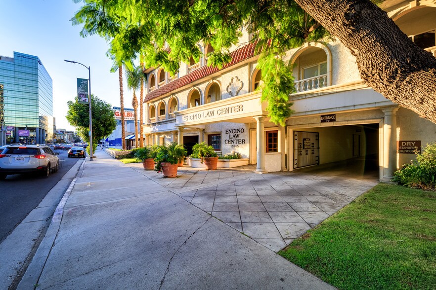 More Photos Of 15915 Ventura Blvd, Encino Office For Sale