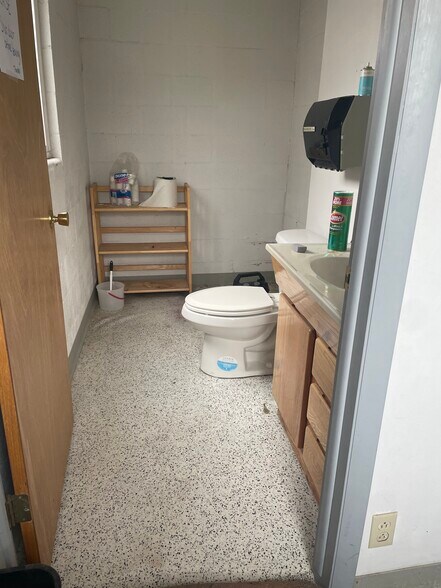 More Photos Of 370 N State St, Shelley Storefront Retail Residential For Lease