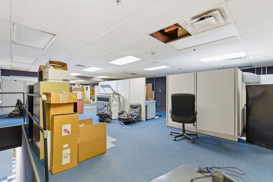 More Photos Of 1812 Cargo Ct, Louisville Warehouse For Lease