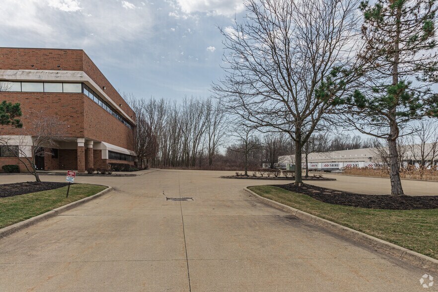 More Photos Of 18201 Sheldon Rd, Middleburg Heights Warehouse For Lease