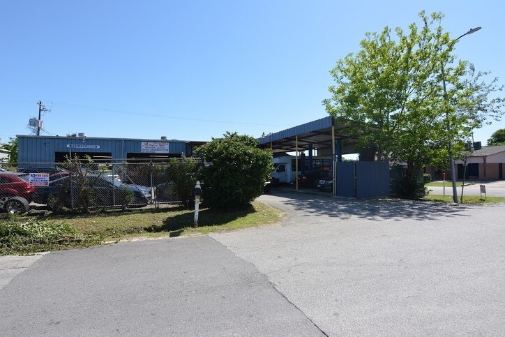 More Photos Of 8921 Daffodil Ave, Houston Auto Repair For Lease