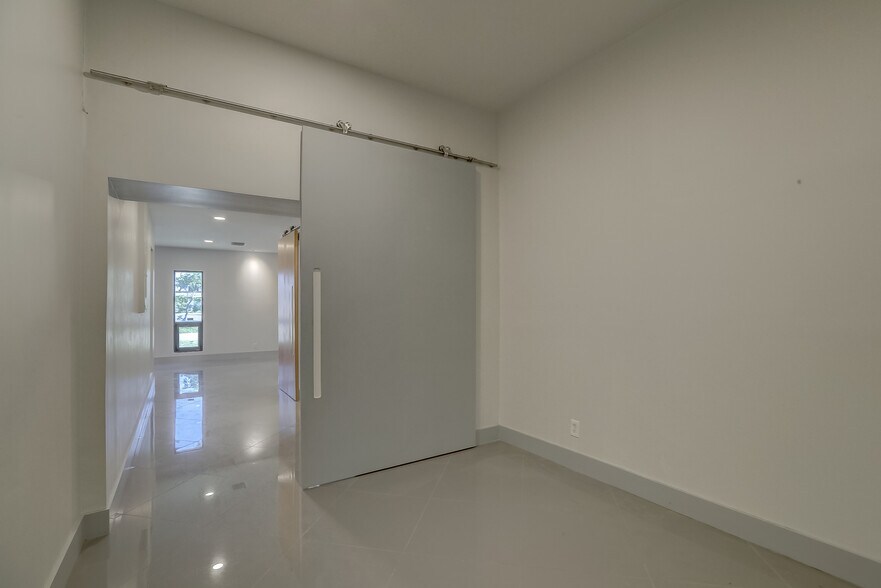 More Photos Of 2115-2145 SW 2nd Ave, Fort Lauderdale Showroom For Sale