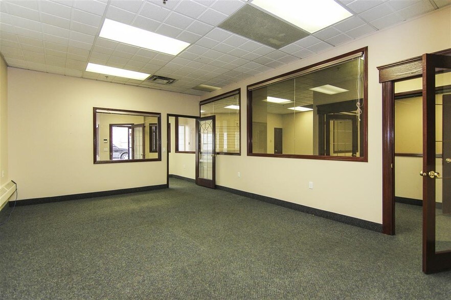 More Photos Of 1015 Centre St NW, Calgary Storefront Retail Residential For Lease