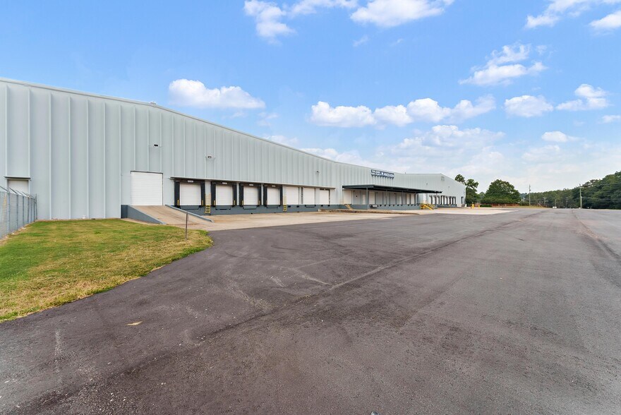 More Photos Of 5345 Old Dixie Hwy, Forest Park Distribution For Lease