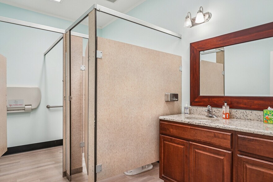 More Photos Of 396 W Main St, Lewisville Medical For Sale