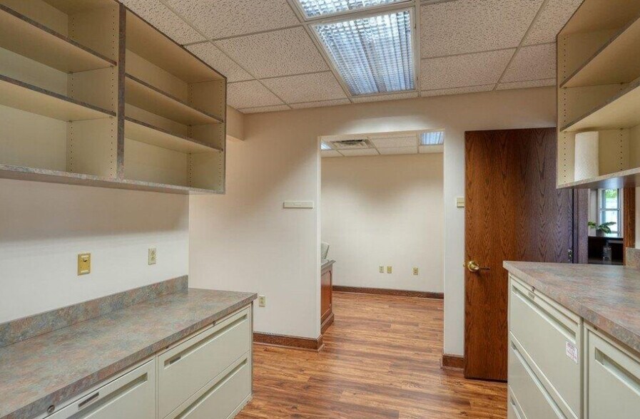 More Photos Of 941 Steubenville Ave, Cambridge Office For Lease