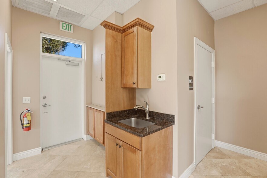 More Photos Of 15661 San Carlos Blvd, Fort Myers Medical For Lease