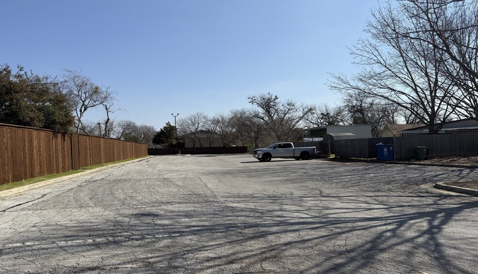 More Photos Of 203 E Worth St, Grapevine Office For Lease