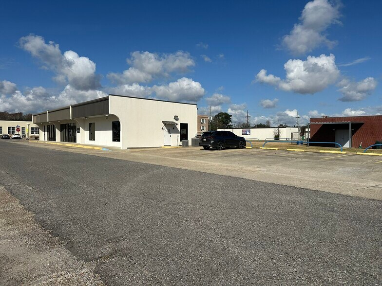 More Photos Of 516 N Burnside Ave, Gonzales Freestanding For Lease