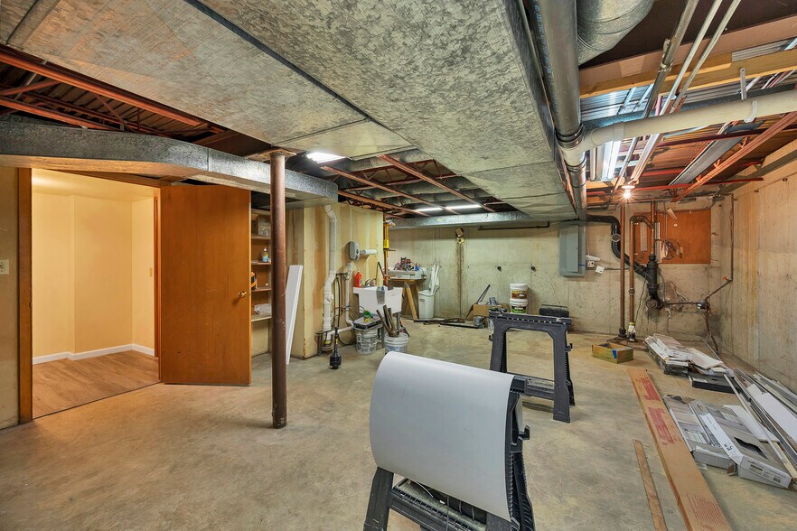 More Photos Of 1279 E Mason St, Green Bay Storefront For Sale