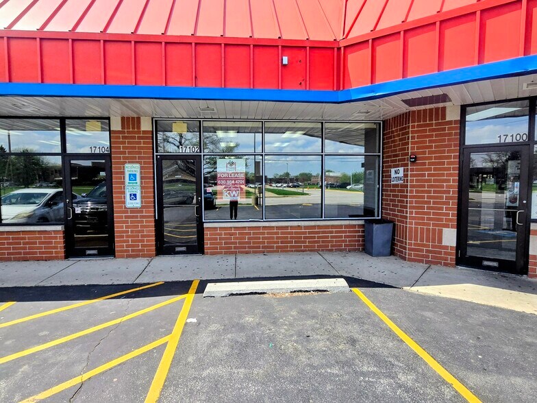 More Photos Of 17100-17114 S Park Ave, South Holland Storefront Retail Office For Lease