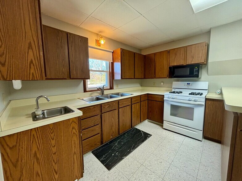 More Photos Of 405 W Division St, Coal City Medical For Sale