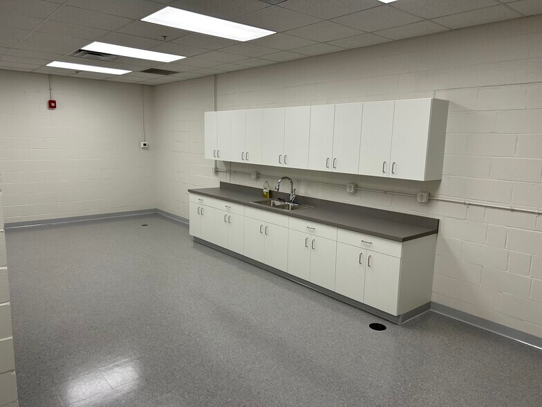 More Photos Of 4000-4024 Precision Dr, Cincinnati Manufacturing For Lease