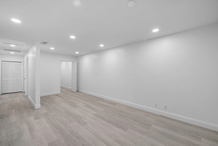 More Photos Of 4625 SE Dixie Hwy, Stuart Office For Sale