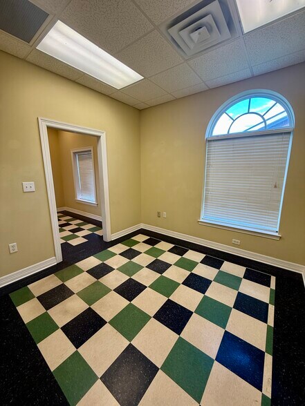 More Photos Of 641 S Broadway Ave, Tyler Unknown For Lease