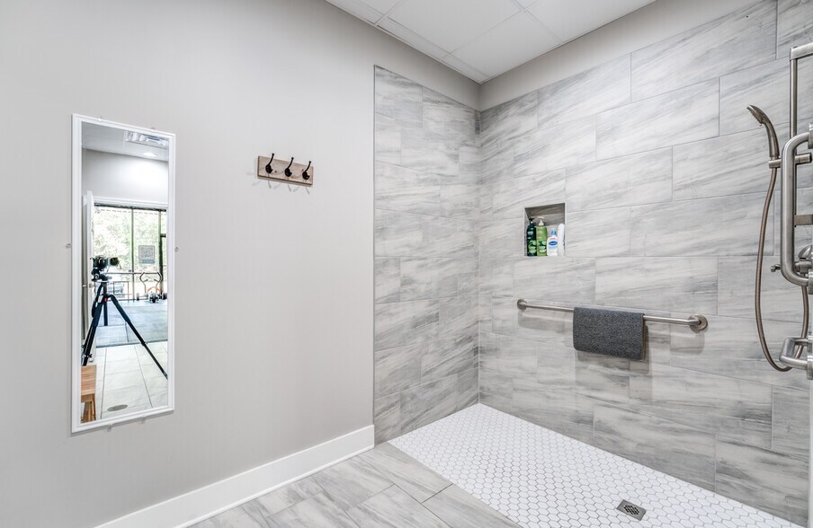 More Photos Of 9875 Huff N Puff Rd, Lakeland Freestanding For Lease