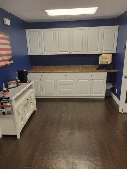 More Photos Of 4627 Arnold Ave, Naples Light Manufacturing For Lease