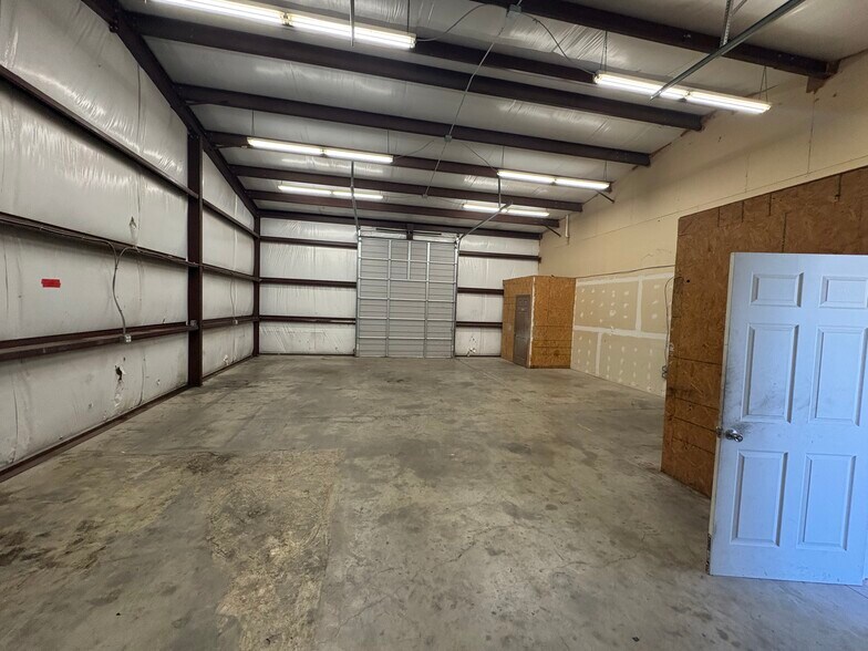 More Photos Of 4910 Roadrunner Rd, Fort Worth Showroom For Lease