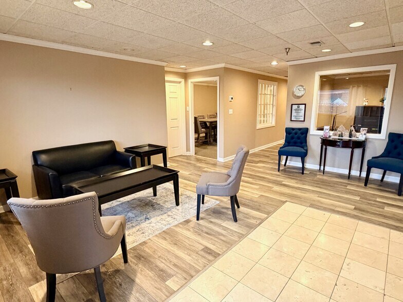 More Photos Of 260 Crossfield Dr, Versailles Light Distribution For Lease