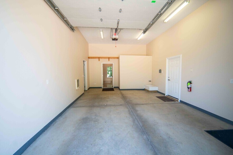 More Photos Of 3375 Blackmore Rd, Perry Light Manufacturing For Sale