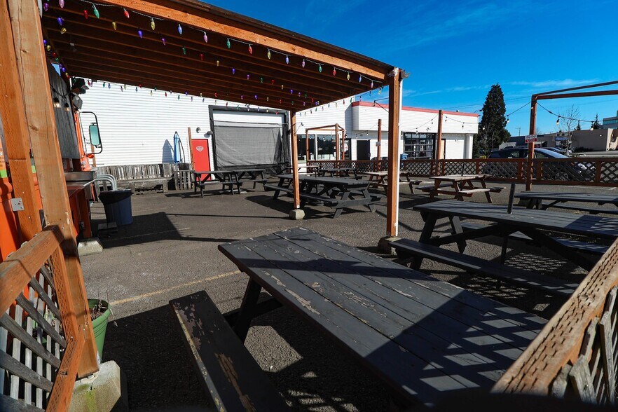 More Photos Of 2425 25th St SE, Salem Freestanding For Sale