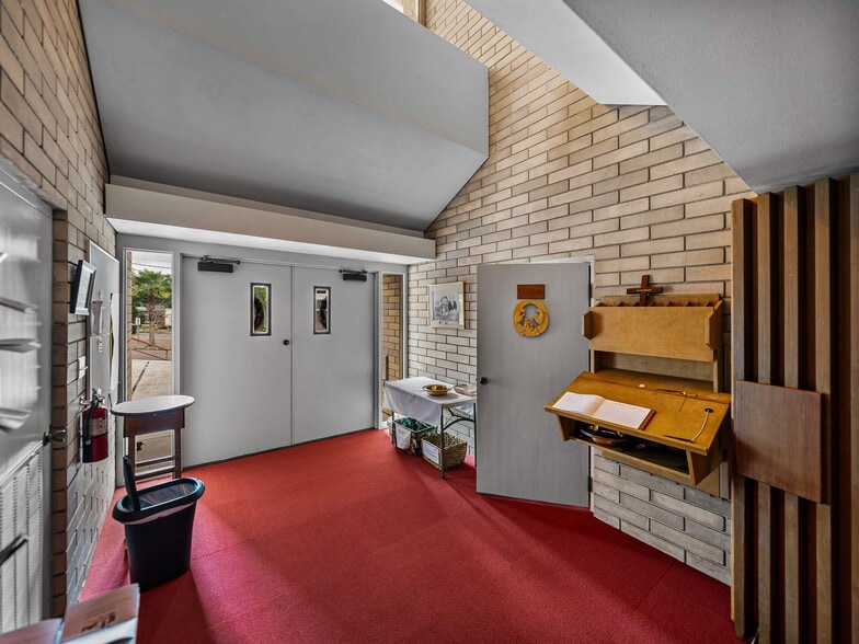 More Photos Of 211 Easton Dr, Lakeland Religious Facility For Sale