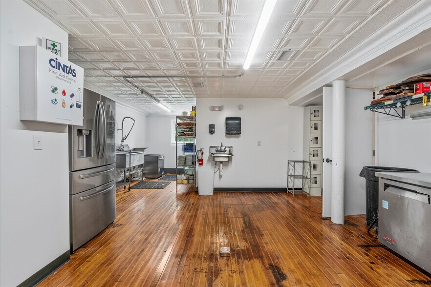 More Photos Of 415 S Thompson Ave, Excelsior Springs Bar For Sale