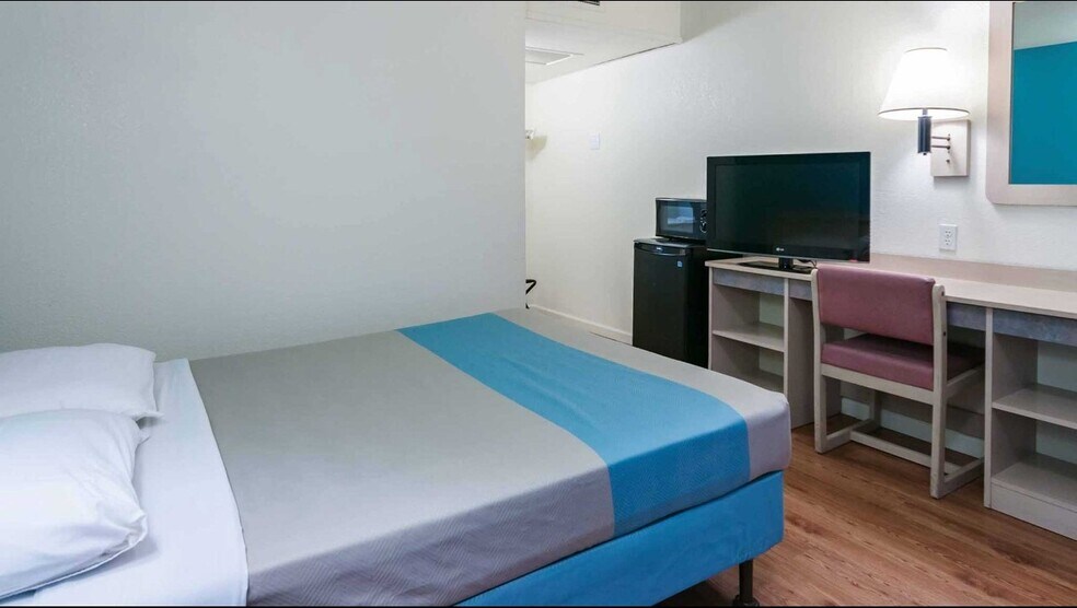 More Photos Of 1860 E Main St, Green River Hotel For Sale