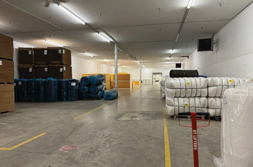 More Photos Of 170 Furniture Park, Winnipeg Distribution For Lease