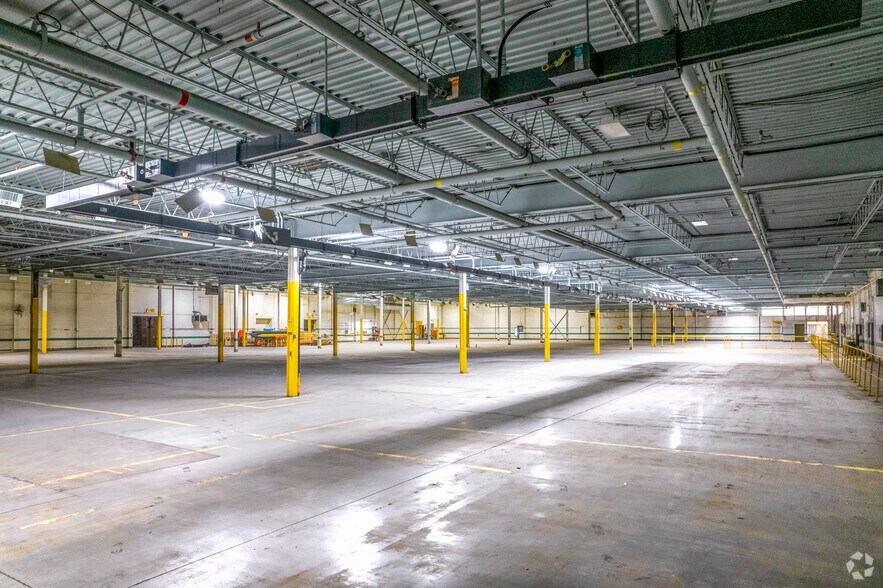 More Photos Of 44 Rolark Dr, Toronto Manufacturing For Lease