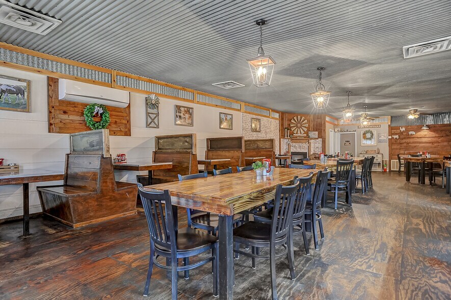 More Photos Of 117 S Franklin St, Colbert Restaurant For Sale
