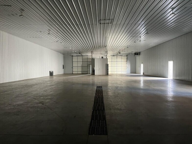 More Photos Of 962 Neubling Ave, Evansville Warehouse For Lease