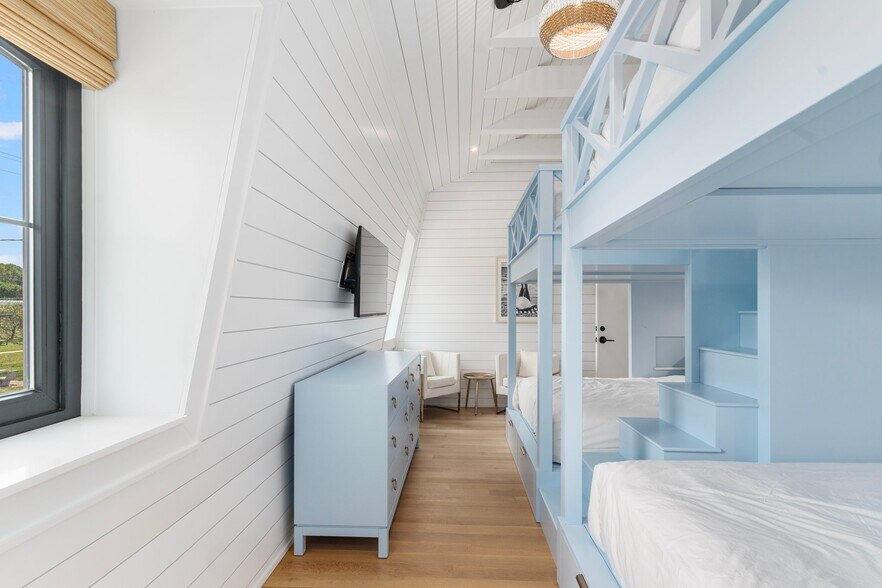 More Photos Of 212 Water St, Block Island Storefront For Sale