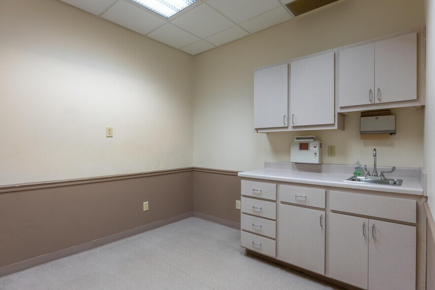 More Photos Of 1494 Stuart Rd NE, Cleveland Medical For Lease