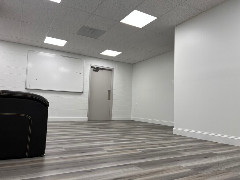 More Photos Of 405 Laburnum Rd, Edgewood Flex For Sale