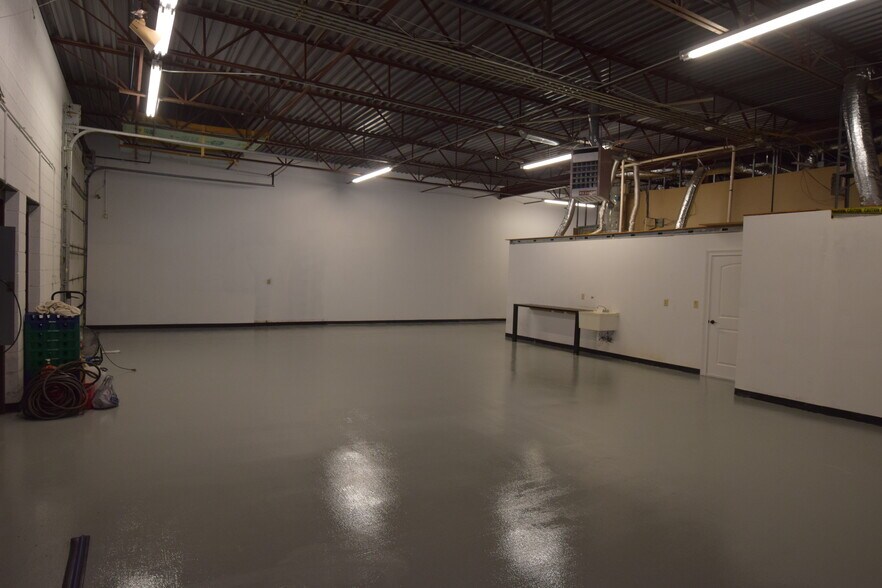More Photos Of 6128 Brookshire Blvd, Charlotte Light Distribution For Lease