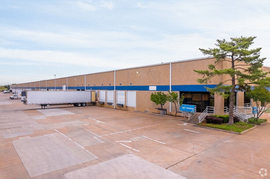 More Photos Of 11410-11420 Mathis Ave, Farmers Branch Distribution For Lease