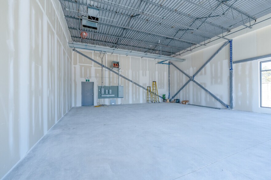 More Photos Of 197 Pinehurst Rd, Paris General Retail For Lease