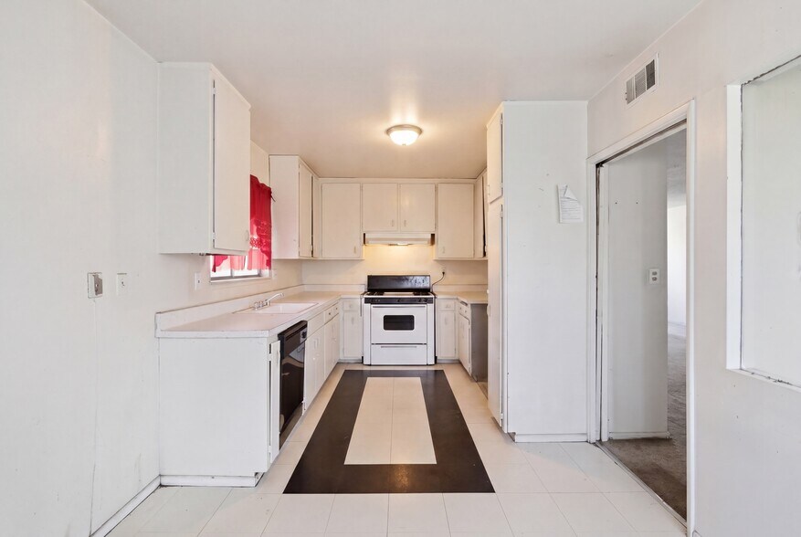 More Photos Of 18611 Clark St, Tarzana Apartments For Sale