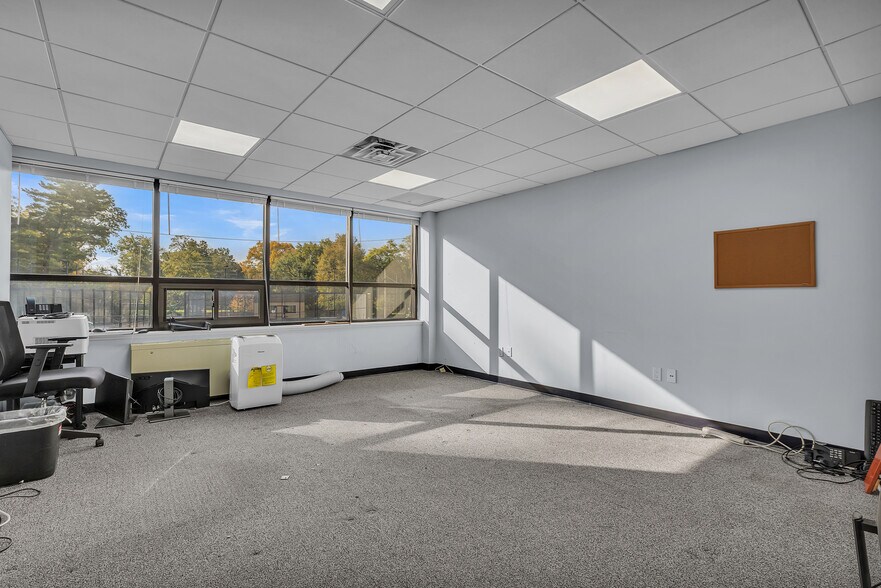 More Photos Of 1 Stone Pl, Bronxville Office For Lease