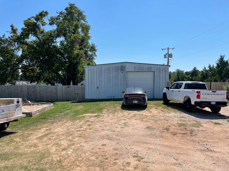 More Photos Of 18608 NE 23rd St, Harrah Light Distribution For Lease