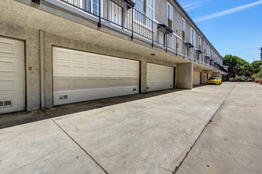 More Photos Of 18547 Saticoy St, Reseda Apartments For Sale