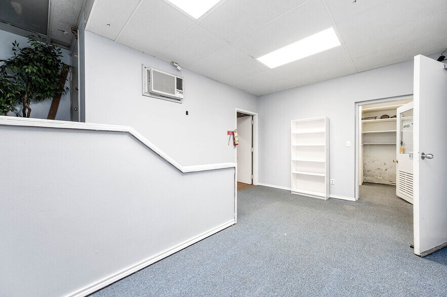 More Photos Of 101 E Monseratte St, El Campo Storefront For Sale