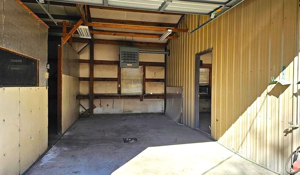 More Photos Of 407 Taylor St, West Columbia Light Distribution For Sale